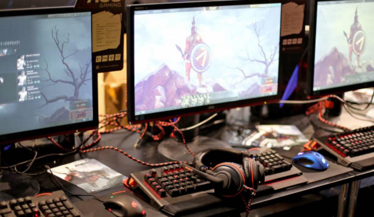 Cumputers set up and waiting to be played at the computer game festival on 22 January 2016(1)