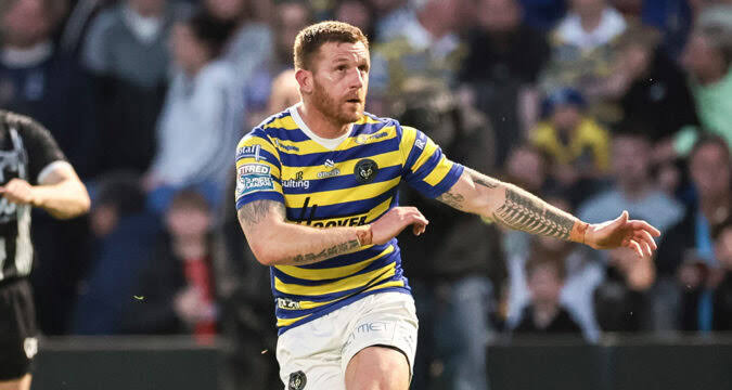 Marc Sneyd runs with eyes sideways ,hands wide
