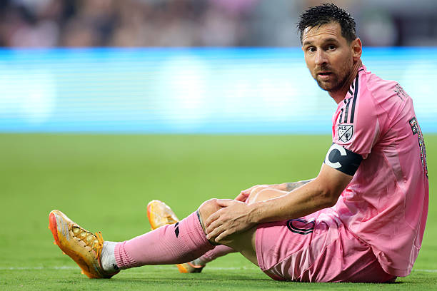 A Nation Holds Its Breath: Messi’s Sudden Injury Scare Casts Shadow Over Argentina’s World Cup Mission