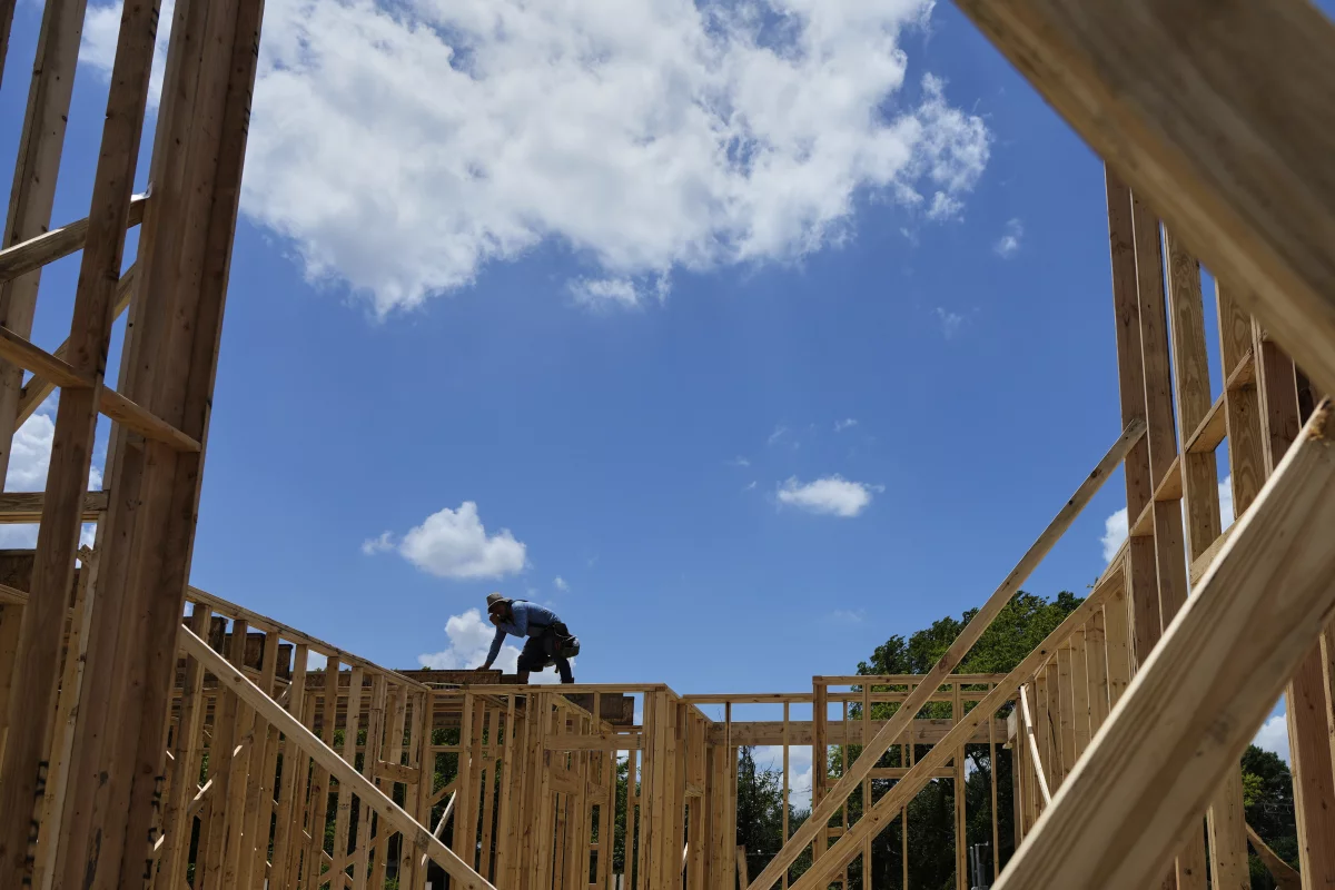 Workers build the roofing structure of a new home under construction in Richardson,Texas, July 15, 2025. Photo: Tony Gutierrez/AP