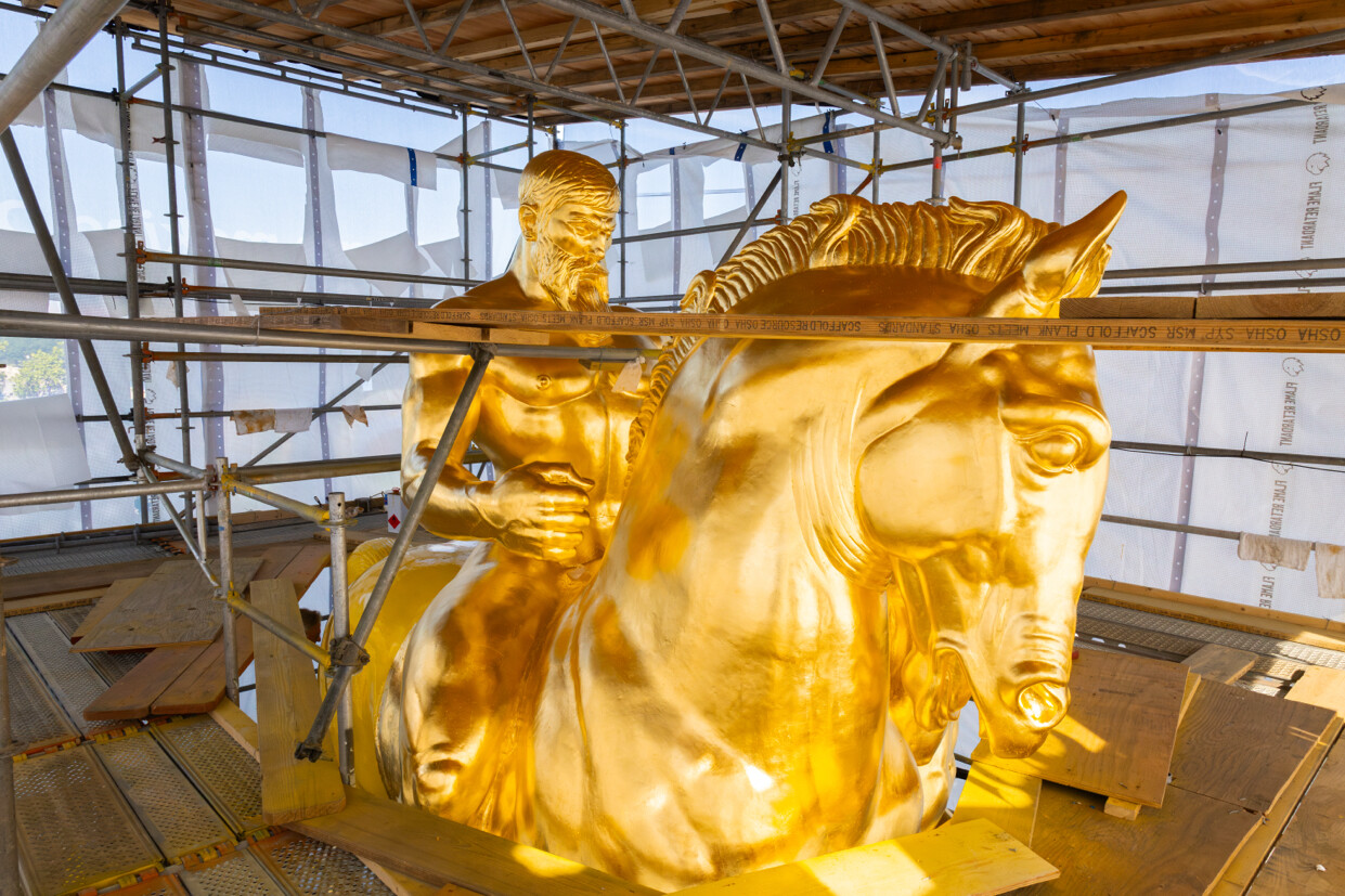 Trump showcases regilding of “Valor” statue at Arlington Memorial Bridge