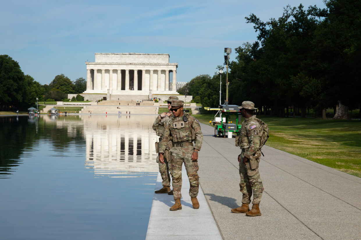 U.S. Army soldiers patrol near the Lincoln Memorial Reflecting Pool at the National Mall in Washington, D.C., on 07/06/2026.