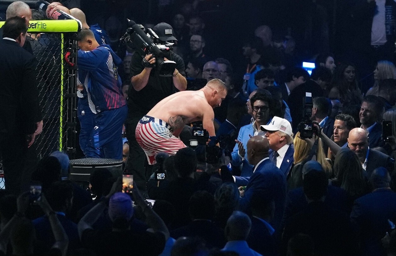 Fighter Justin Gaethje climbs out of the octagon as President Donald J. Trump watches at a UFC pay-per-view event on 07/05/2026.